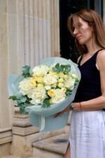 Букет з одноголовими та кущовими піоновидними трояндами Піоні Баблз та Мондіаль