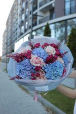 Контрастний мікс з голубими гортензіями та піоновидними трояндами