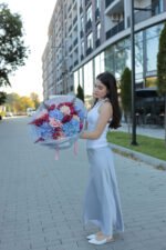 Контрастний мікс з голубими гортензіями та піоновидними трояндами - Зображення 4