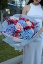 Контрастний мікс з голубими гортензіями та піоновидними трояндами - Зображення 3