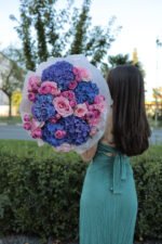 Яскравий мікс із гортензій та піоновидніх троянд Кріста