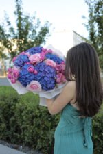 Яскравий мікс із гортензій та піоновидніх троянд Кріста - Зображення 2