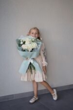 Букет з вивернутими трояндами та діантусом - Зображення 3