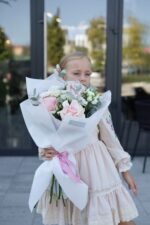 Біло-рожевий букет з вивернутими трояндами - Image 3