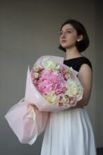 Букет з рожевої гортензії,  троянд Мондіаль та еустоми