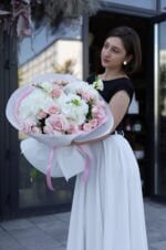 Букет з білих гортензій, троянд Пінк мондіаль та фрезій - Image 2