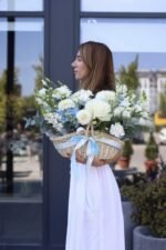 Квітковий кошик в голубих та білих кольорах з троянд Мондіаль - Image 5