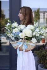 Квітковий кошик в голубих та білих кольорах з троянд Мондіаль - Image 4