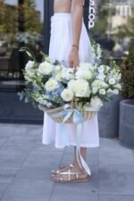 Квітковий кошик в голубих та білих кольорах з троянд Мондіаль - Image 3