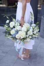 Flower basket in blue and white colors with Mondial roses