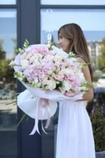 Мікс гортензій та піоновидних троянд