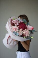 Яскравий мікс з бордовою гортензією, трояндами Пінк Мондіаль та антуріумом