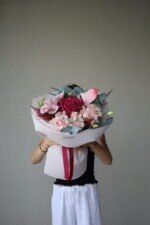 Яскравий мікс з бордовою гортензією, трояндами Пінк Мондіаль та антуріумом - Зображення 4