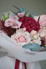 Яскравий мікс з бордовою гортензією, трояндами Пінк Мондіаль та антуріумом - Зображення 3