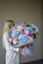 Міксований букет із голубих гортензій та троянд Сільва пінк