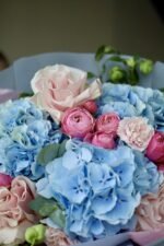 Міксований букет із голубих гортензій та троянд Сільва пінк - Зображення 2