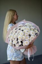 Монобукет із пудрових хризантем