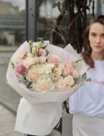 Ніжний біло-рожевий букет з гортензією