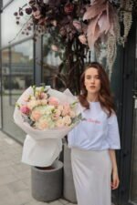 Ніжний біло-рожевий букет з гортензією - Зображення 4