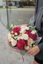 Букет з бордовими гортензіями та трояндами - Зображення 3