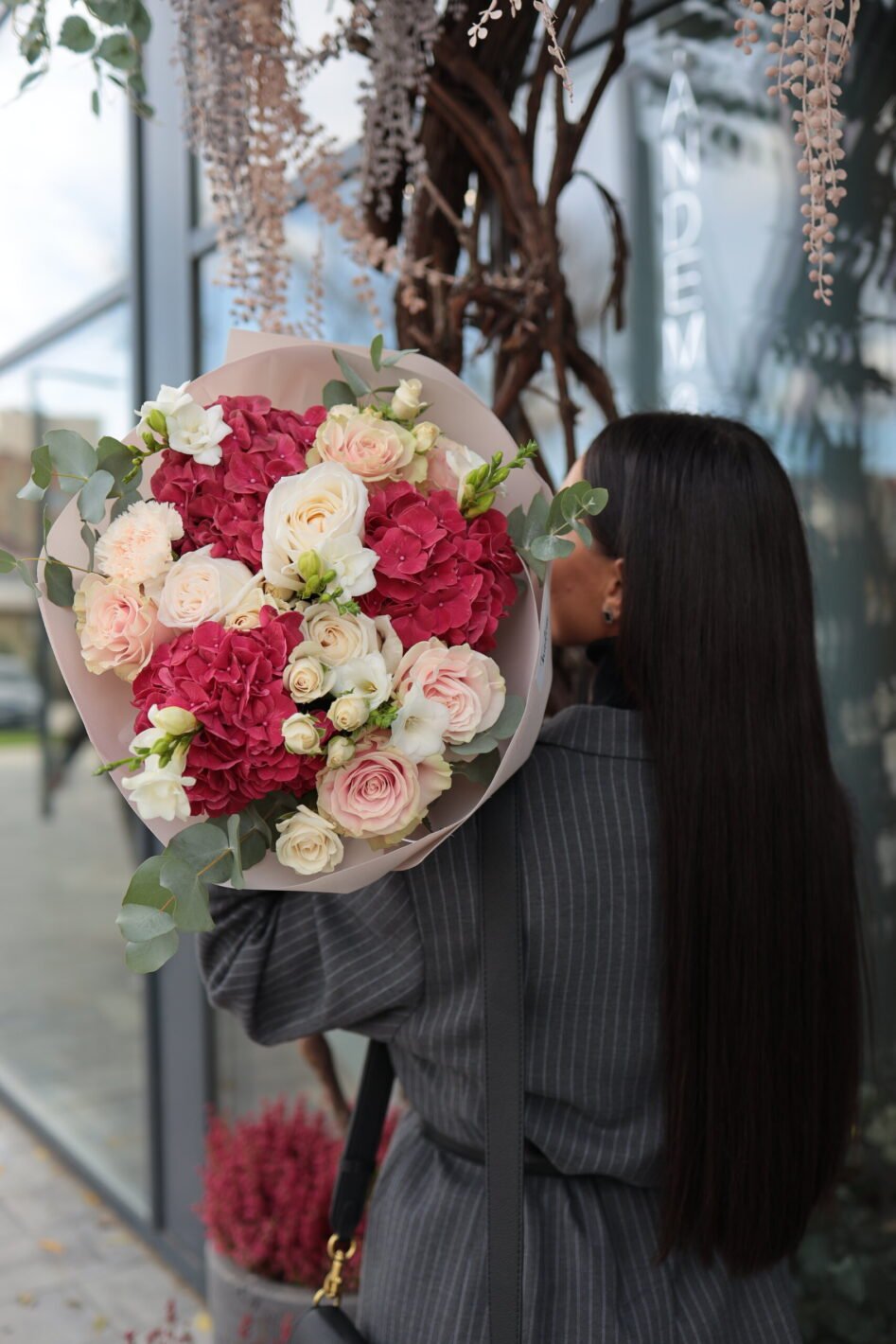 IMG_5973 Букет з бордовими гортензіями та трояндами - Зображення 1