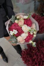 Букет з бордовими гортензіями та трояндами - Зображення 2