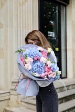 Ніжний мікс із голубою гортензією та рожевими трояндами