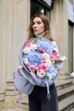 Ніжний мікс із голубою гортензією та рожевими трояндами - Зображення 2