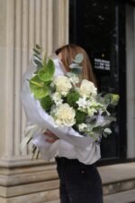 Біло-зелений екзотичний мікс із трояндами та антуріумами - Зображення 2