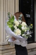 Біло-зелений екзотичний мікс із трояндами та антуріумами