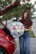 Букет з голубою гортензією та трояндами - Зображення 2