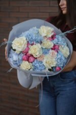 Букет з голубою гортензією та трояндами