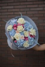 Букет з голубою гортензією та трояндами - Зображення 3