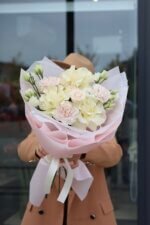 Букет з вивернутими трояндами та діантусом