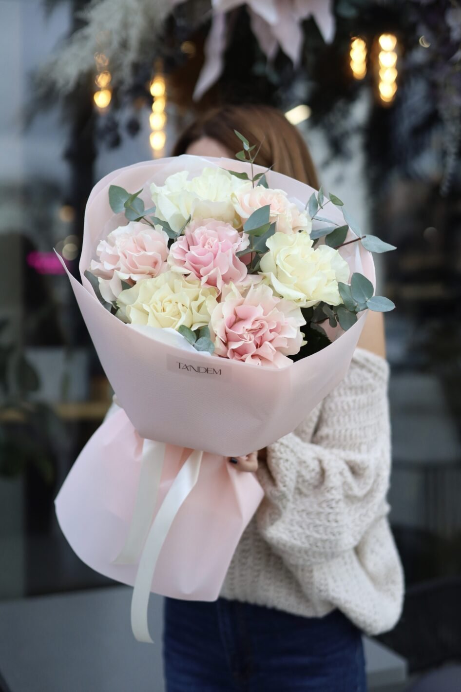 IMG_4839 Поєднання рожевих та білих мереживних троянд Мондіаль - Зображення 1