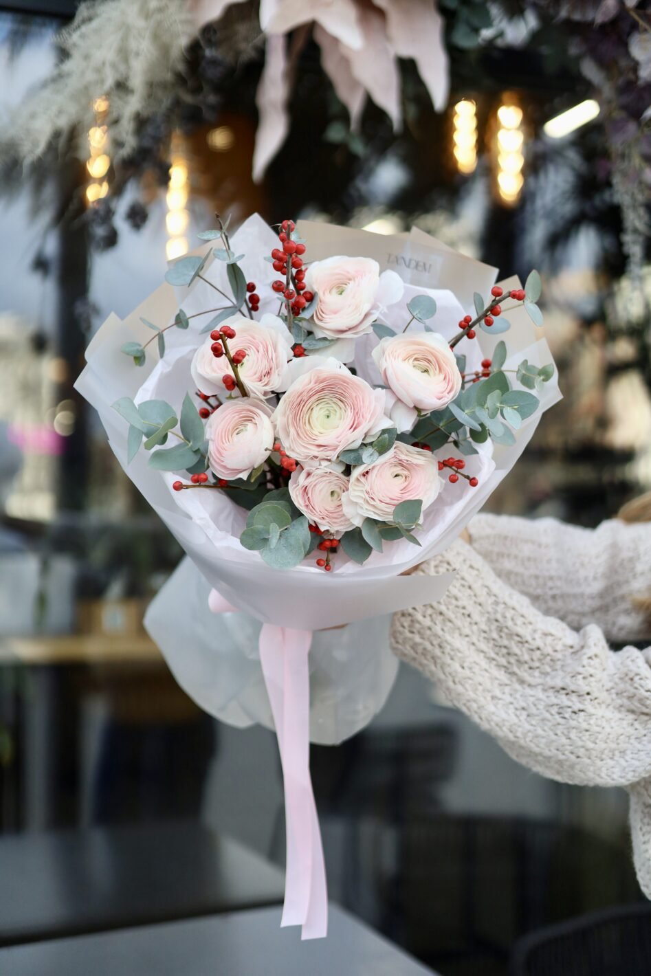 IMG_4876 Букет із ранункулюсів та ілекса - Image 1