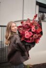 Розкішний мікс в насичений бордових кольорах з трояндами Кенді експрешн - Зображення 6