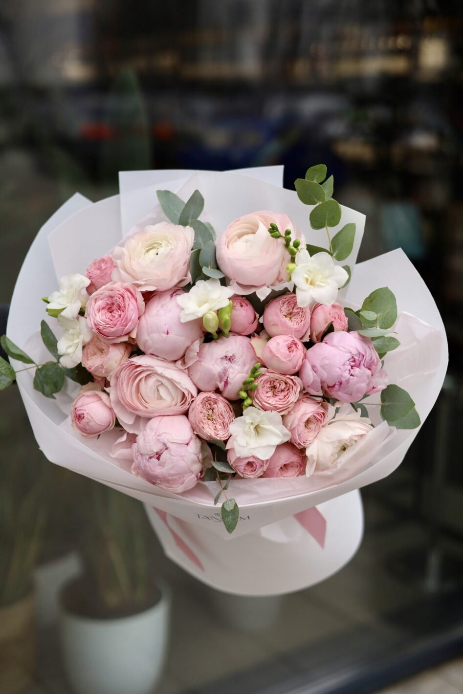 IMG_0420 Розкішне поєднання півоній Сара Бернард, ранункулюсів та фрезій - Зображення 1