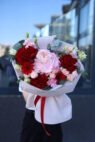 Букет з гортензією в рожево-червоних тонах