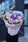 Мікс квітів із синьою гортензією