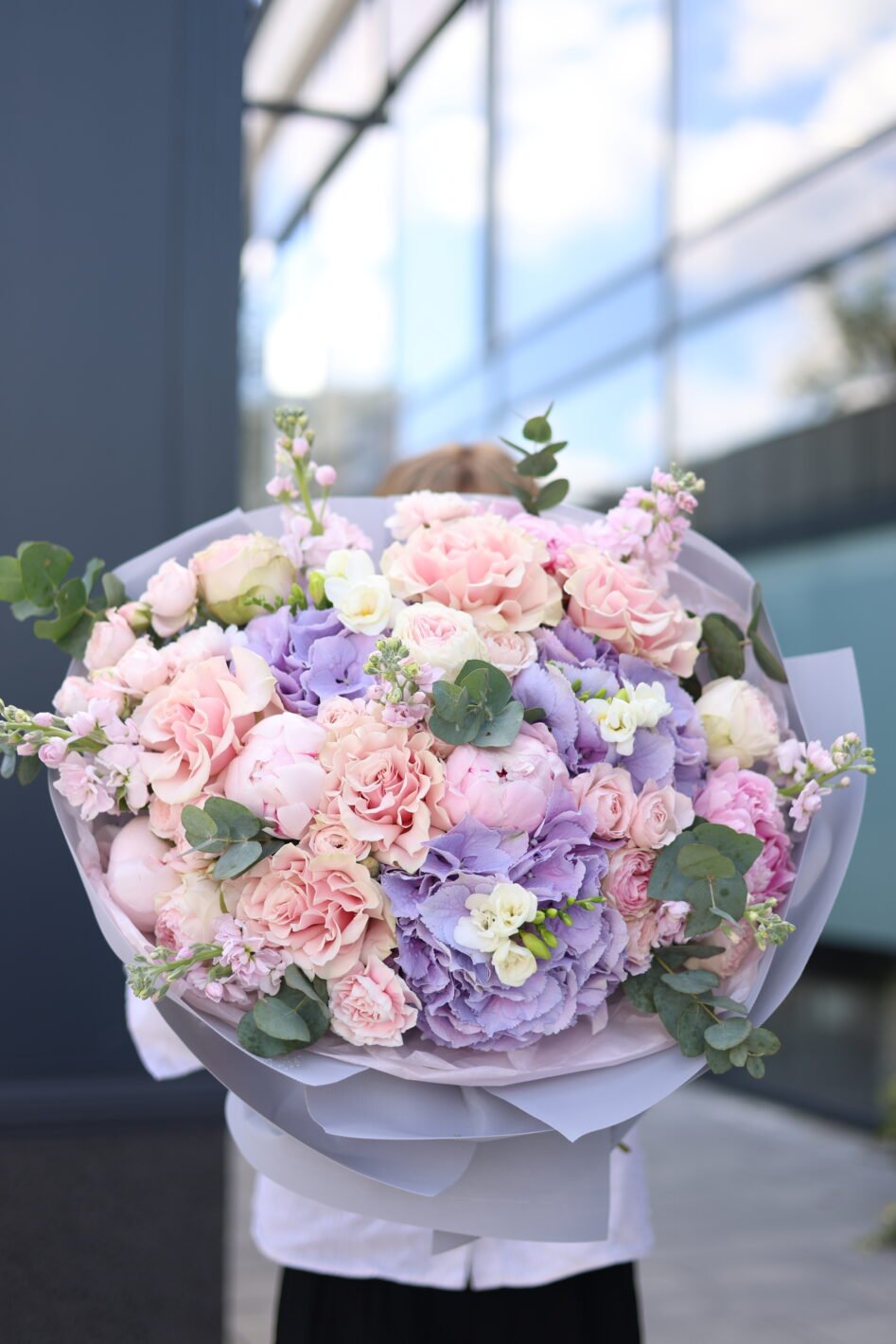 D48A0112 Розкішний мікс із фіолетовою гортензією, мереживними та піоновидними трояндами - Зображення 1