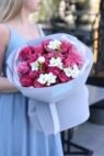 Букет з піоновидних троянд Кантрі Блюс та фрезій