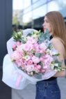Літній букет з гортрензіями та півоніями