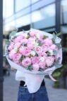Букет з 25 півоній Сара та фрезії