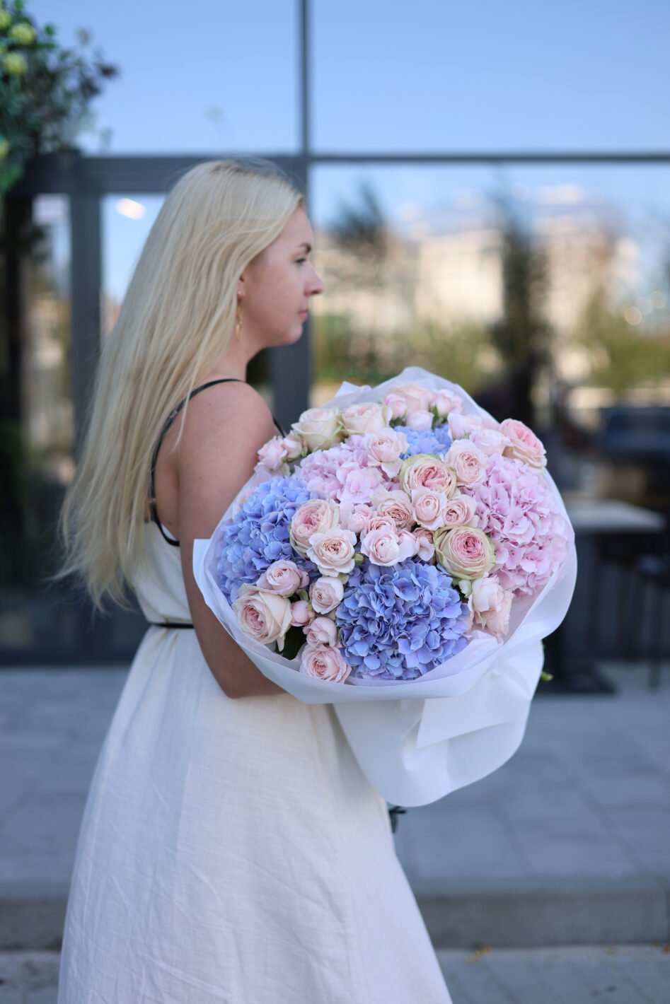 D48A5307 Поєднання рожевої та фіолетової гортензій, кущової троянди та піоновидної одноголової троянди - Зображення 1