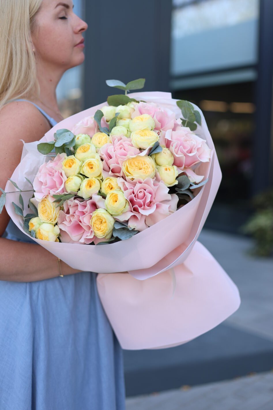 D48A5348 Рожево - жовтий букет з піоновидними трояндами - Зображення 1