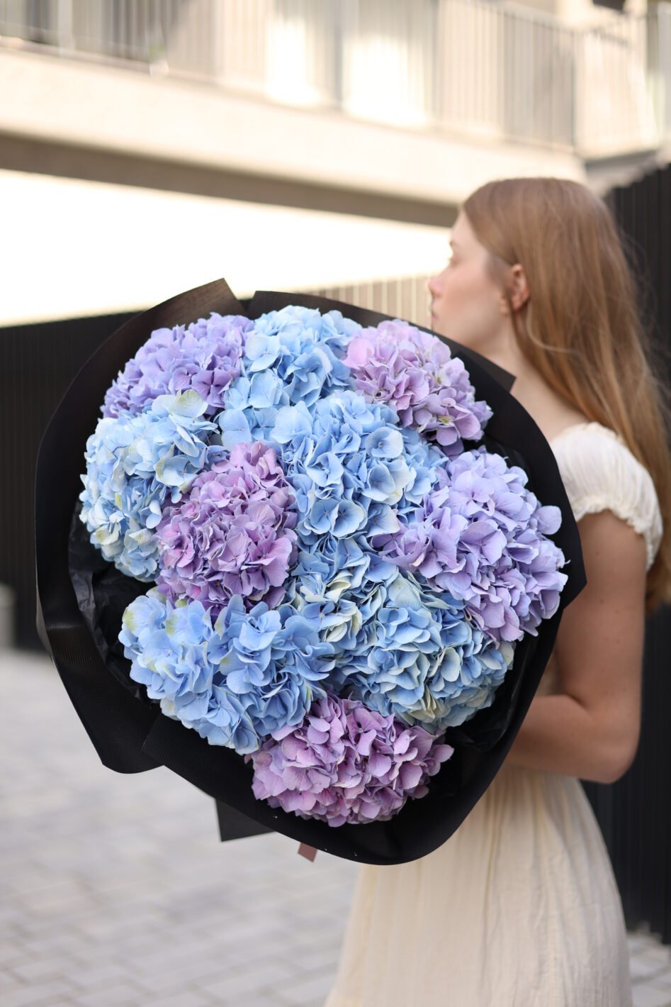 D48A6254 Мононбукет із 11 блакитних та фіолетових гортензій - Зображення 1