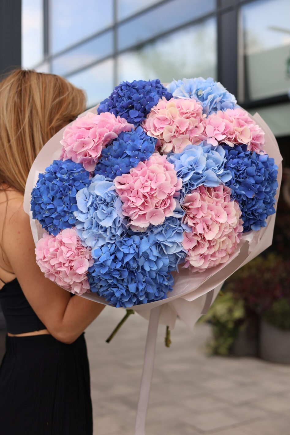 D48A6538 Монобукет із синіх, рожевих та блакитних гортензій - Зображення 1