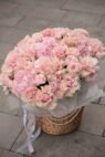 Рожевий квітоковий кошик з гортензіями та трояндами