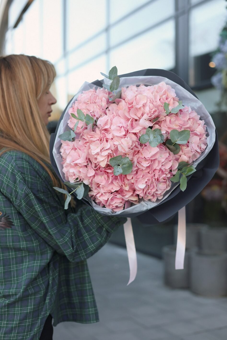 Processed with VSCO with v3 preset Монобукет із рожевих гортензій з евкаліптом - Зображення 1